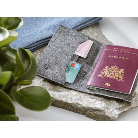 WoW! Protège-passeport durable en feutre RPET (fabriqué à partir de bouteilles PET recyclées et de textiles recyclés). Avec espace pour ranger les cartes et équipé d'une fermeture élastique. Convient pour ranger, transporter et protéger votre passeport. Certifié GRS. Matière recyclée totale : 92%.