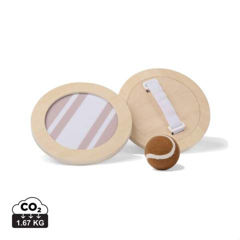 Das ideale Spiel für draußen, für den Strand oder den Park. Es besteht aus einem Ball und zwei Fängern mit Klettverschluss, die aus FSC®-zertifiziertem Sperrholz gefertigt sind. Das Design ist sportlich und doch raffiniert, mit einem zweifarbigen Streifenmuster auf den Fängern und einem passenden braunen Ball. Das Spiel ist in einem praktischen Canvas-Beutel mit Netzrückseite verpackt, der sich leicht mitnehmen lässt. Eine Spielanleitung ist im Lieferumfang enthalten.