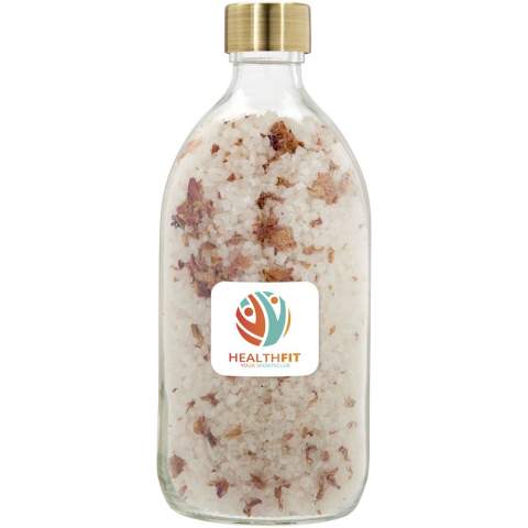 Time to spoil someone with a spa moment at home. The salt comes from the Dead Sea and has a moisturising and relaxing effect. After a bath with the Wellmark rose bath salts, your skin feels clean, healthy and supple. No bath at home? The bath salt can also be used to refresh and relax tired feet. The clear bottle (500 ml) with brass cap exudes luxury and contributes to the perfect spa moment. Made in the Netherlands.