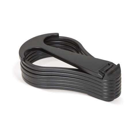 Universal cupholder for 6 cups or pints with a capacity from 18 up to 33cl. The collapsible Cupkeeper is easy to carry with you in your pocket or attached to a bag or belt with the hook on the back of the product. Reduce waste by replacing the carboard carrier with this reusable option. Suitable for most cups between 18-33cl. 