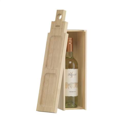 Rackpack Casa de Tapas Small: een wijnkist en een tapasplank in één. Een houten geschenkverpakking voor een fles wijn of heerlijke tapas. De voorkant van het bamboe bord heeft vakjes voor tapas, de achterkant kan gebruikt worden als snijplank. Muchas gracias! Rackpack: een wijngeschenkkist met een nieuw tweede leven!  • geschikt voor één fles wijn • 8-10 mm duurzaam dennenhout, FSC®100%-gecertificeerd • bamboe hout: een duurzaam alternatief voor boomhout - bamboe kan binnen 5 jaar worden geoogst (bomen hebben 30 - 120 jaar nodig!) en uit de overgebleven wortel groeien 4 tot 7 nieuwe planten • wijn niet inbegrepen. Per stuk in kraft doos.