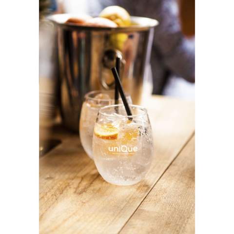 Verre ballon à eau/vin en plastique, de la margue HappyGlass. Fait en transparant copolyester Tritan sans BPA (matière synthétique). Pratiquement incassable, léger. Parfait pour une utilisation lors d'événements sportifs, festivals ou concerts où les boissons sont habituellement servies dans des verres en plastique à usage unique. Ce verre de qualité convient pour un usage multiple. Ce produit passe au lave-vaisselle. Le lavage à la main est recommandé pour préserver l’impression. Capacité 400 ml.