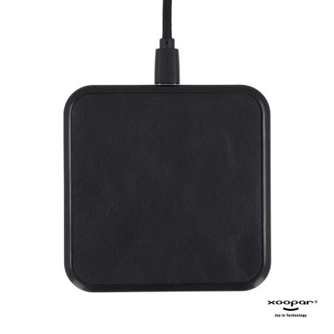 Un chargeur sans fil qui recharge vos appareils très rapidement. Avec ce chargeur, vous n'aurez pas à attendre longtemps avant de pouvoir utiliser à nouveau vos appareils. Le cuir recyclé en fait également une alternative durable au chargeur normal. Les produits Xoopar ne peuvent pas être vendus en France et en Espagne.