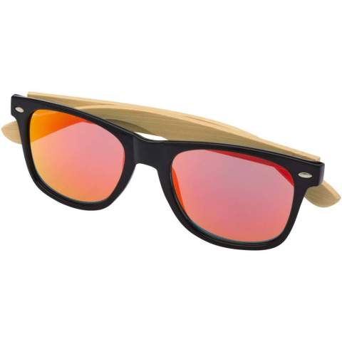 Lunettes de soleil élégantes avec verres colorés et branches en bambou. Les verres UV 400 protègent des rayons ultraviolets nocifs. Conforme à la norme de sécurité européenne EN12312-1. 