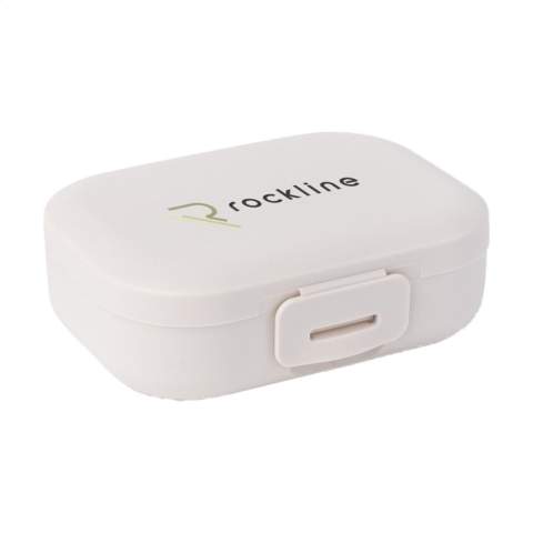 Boîte à goûter pratique en PP plastique de la marque Amuse. Avec fermeture à clip pratique. Convient pour transporter des fruits, des crudités, des biscuits et des petits en-cas. Grâce à sa taille compacte, cette boîte se glisse facilement dans un sac, un sac à dos ou même une poche de veste. Une alternative réutilisable aux récipients en plastique à usage unique. Sans BPA. Ce produit passe au lave-vaisselle jusqu'à 65°C. Le lavage à la main est recommandé pour préserver l’impression. Capacité de 200 ml. Fabriqué en Belgique.