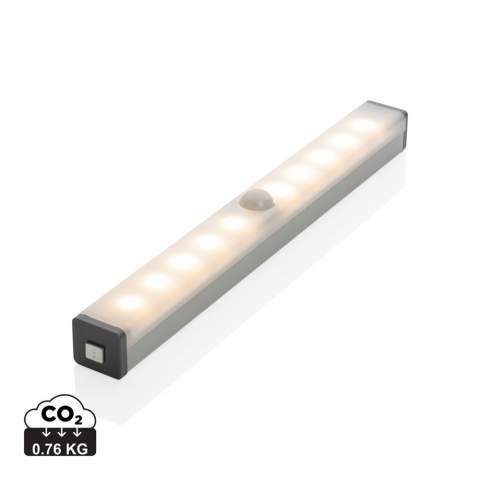 Diese per USB wiederaufladbare Aluminium LED-Leiste mit Bewegungssensor mit 10 LEDs hat eine magnetische Rückseite zur Befestigung an Metalloberflächen. Inklusive 2 Magneten mit Aufkleber zur Befestigung an nicht magnetischen Oberflächen. Perfekt für die Verwendung in der Garage, über Ihrem Schreibtisch, im Flur oder in Ihrem Schrank. Zwei Licht-Modi: Dauerhaft an oder automatische Erkennung per Seonsor, über den die LED leuchtet auf, wenn eine Bewegung erkannt wird. Sie erlischt dann wieder nach 35 Sekunden, wenn keine Bewegung mehr erkannt wird. Mit 500mAh-Lithiumbatterie für einen Dauerbetrieb von bis zu 4,5 Stunden und einer Sensorentfernung von bis zu 3 Metern. Per USB wiederaufladbar mit dem mitgelieferten PVC-freien Micro-USB-Kabel.<br /><br />Lightsource: LED<br />LightsourceQty: 5