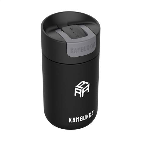 Duurzame, vacuümgeïsoleerde 18/8 RVS thermosbeker van het merk Kambukka®. Een slim, eenvoudig en strak design dat bij iedereen past. • Handige Switch deksel met 2 standen: open en dicht, voor optimaal gebruiksgemak en een slim design dat lekken voorkomt • excellente kwaliteit • BPA-vrij • houdt dranken tot 6 uur warm en tot 11 uur koud • gemakkelijk te reinigen dankzij Snapclean®: met één handeling verwijder je het binnenste, vaatwasserbestendige mechanisme • universeel deksel: past ook op andere Kambukka® drinkflessen • het deksel is hitte- en vaatwasserbestendig • 100% lekvrij • handig en klein formaat • inhoud 300 ml. VOORRAAD INFORMATIE: Tot 1.000 stuks beschikbaar binnen 10 werkdagen. Uitzonderingen voorbehouden.