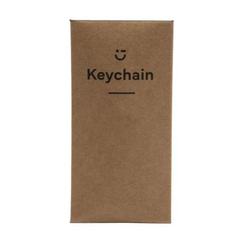 Schlüsselanhänger aus mattem Metall. Mit Einleger aus Buche. An einem festen Schlüsselring. Wird einzeln in einem Umschlag aus Kraftpapier geliefert.