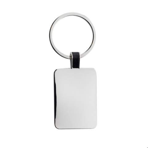 Porte-clés rectangulaire en alliage de zinc recyclé RCS. Contenu total recyclé : 84 % sur la base du poids total de l'article. La certification RCS garantit une chaîne d'approvisionnement entièrement certifiée des matériaux recyclés. Emballé dans un sachet en papier.