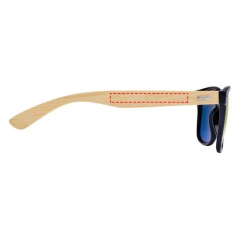 Lunettes de soleil élégantes avec verres colorés et branches en bambou. Les verres UV 400 protègent des rayons ultraviolets nocifs. Conforme à la norme de sécurité européenne EN12312-1. 