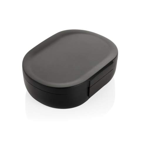 Wir stellen die Atlas RCS Recycled Plastic Lunchbox vor - umweltfreundlich, und mit 700ml Fassungsvermögen perfekt für Ihre Mahlzeiten unterwegs! Fangen Sie noch heute an, aus umweltfreundlicheren Lunchboxen zu essen. Sie wird aus RCS-zertifiziert (Recycled Claim Standard) recycelten Materialien hergestellt, da so eine vollständig zertifizierte Lieferkette für recycelte Materialien gewährleistet wird. Mit einem Gesamtanteil an recyceltem Material von 62%, bezogen auf das Gesamtgewicht des Artikels, ist sie umweltfreundlich und BPA-frei. Dank der FSC®-zertifizierten Kraftverpackung können Sie die Box sogar als Telefonhalter, Stifthalter oder Blumentopf umfunktionieren!