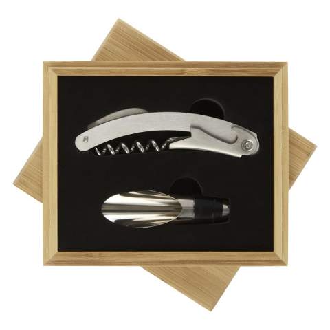 2-piece wine set including a waitress corkscrew and a bottle pourer. Delivered in a bamboo gift box sourced and produced following sustainable standards.