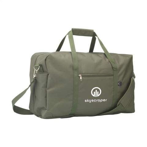WoW! Sac de week-end pratique en RPET 600D (fabriqué à partir de bouteilles PET recyclées). Avec une fermeture éclair, ce sac peut être complètement ouvert. Deux compartiments zippés spacieux et séparés offrent un espace de rangement supplémentaire. Vous pouvez sécuriser vos bagages fermement avec les sangles de maintien internes. Le sac dispose d'un compartiment séparé pour transporter en toute sécurité un ordinateur portable jusqu'à 13 pouces. De plus, le sac est joliment fini avec une doublure intérieure et équipé de deux poignées robustes, de clous de protection et d'une bandoulière amovible et réglable. L'extérieur du sac est équipé de divers compartiments de rangement. Capacité env. 40 litres.