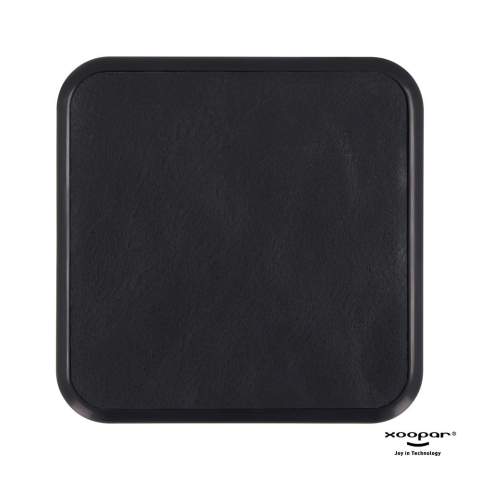 Un chargeur sans fil qui recharge vos appareils très rapidement. Avec ce chargeur, vous n'aurez pas à attendre longtemps avant de pouvoir utiliser à nouveau vos appareils. Le cuir recyclé en fait également une alternative durable au chargeur normal. Les produits Xoopar ne peuvent pas être vendus en France et en Espagne.