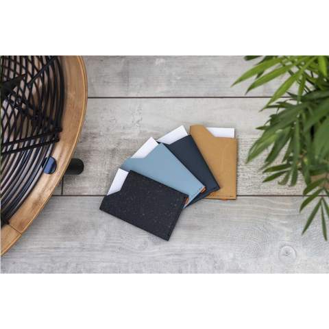 Kartenhalter aus recycelten Lederabfällen (aus Leder aus Italien) und natürlichen Bindemitteln. Ein Produkt der Marke MADE out of. Das recycelte Leder ist sehr robust, hat ein wunderschönes mattes Aussehen und riecht nach Leder. Die farbige Deckschicht besteht aus einer sehr dünnen PU-Beschichtung auf 100%iger Wasserbasis. Für den sicheren Transport von Karten. Mit einem zusätzlichen Fach für Quittungen oder Visitenkarten. Handgefertigt. Niederländisches Design. Made in Holland.