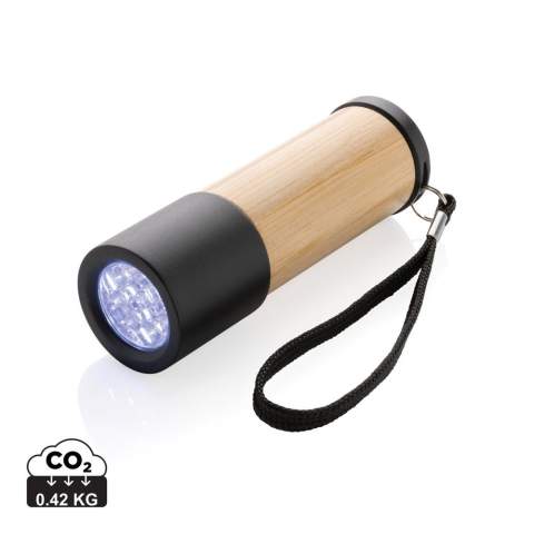 Pocketformaat zaklamp gemaakt van FSC® 100% bamboe en RCS (Recycled Claim Standard) gecertificeerd gerecycled ABS. Totale gerecyclede inhoud: 36% op basis van het totale gewicht van het item. RCS-certificering garandeert een volledig gecertificeerde toeleveringsketen van gerecyclede materialen. De bundelafstand is 20 meter en levert 30 lumen. Verpakt in FSC® mix kraft verpakking. Het artikel en de accessoires zijn 100% PVC-vrij. Inclusief batterijen<br /><br />Lightsource: LED<br />LightsourceQty: 1<br />PVC free: true