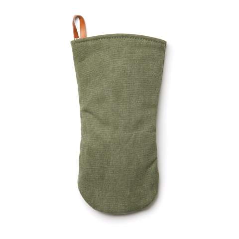 Practical and stylish oven glove made of cotton canvas. Generously padded to protect your hands when you're taking hot dishes from the kitchen to the table. You can hang the stylish oven glove up in your kitchen with the handy leather loop when not in use - ready to grab when you about to take out a searing hot dish! Suitable for right and left handed users.