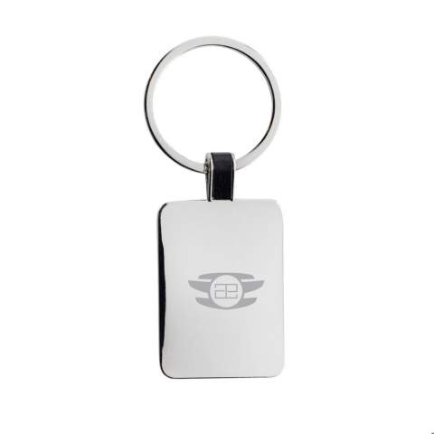 Porte-clés rectangulaire en alliage de zinc recyclé RCS. Contenu total recyclé : 84 % sur la base du poids total de l'article. La certification RCS garantit une chaîne d'approvisionnement entièrement certifiée des matériaux recyclés. Emballé dans un sachet en papier.