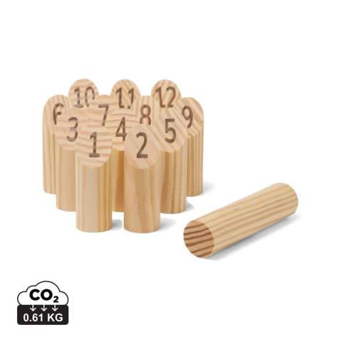 Cette mini version pratique du jeu de Muge est un jeu tactique comprenant douze quilles numérotées et une quille à lancer. Son design simple et intemporel est fabriqué en bois de pin certifié FSC®. C'est le jeu idéal à emporter et à jouer où bon vous semble. Le but est d'être le premier à atteindre exactement 50 points. Le jeu est emballé dans un sac en toile avec un dos en filet, ce qui permet de l'emporter facilement. Une notice d'utilisation est incluse.