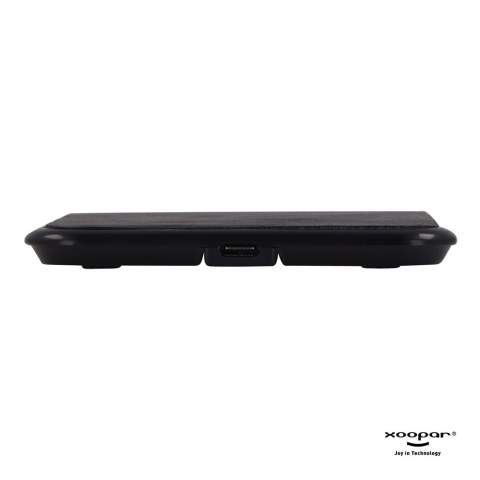 Un chargeur sans fil qui recharge vos appareils très rapidement. Avec ce chargeur, vous n'aurez pas à attendre longtemps avant de pouvoir utiliser à nouveau vos appareils. Le cuir recyclé en fait également une alternative durable au chargeur normal. Les produits Xoopar ne peuvent pas être vendus en France et en Espagne.