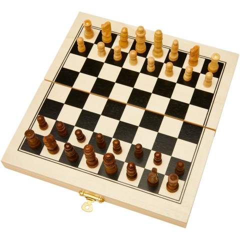 Geniet van de intellectuele stimulatie van schaken waar je ook gaat met het King schaakspel. Deze set biedt een perfecte combinatie van draagbaarheid en elegantie en bestaat uit 32 schaakstukken in bruine en ivoren kleuren die prachtig zijn gemaakt van verantwoord geproduceerd dennenhout. De opvouwbare houten kist zorgt voor handige opslag en transport. De stevige metalen scharnieren en vergrendeling zorgen ervoor dat het schaakspel altijd veilig en beschermd blijft. Geleverd met een geschenkverpakking van kraftpapier en handleiding.