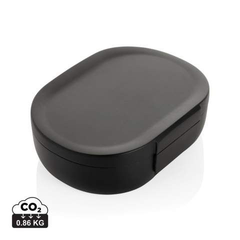 Wir stellen die Atlas RCS Recycled Plastic Lunchbox vor - umweltfreundlich, und mit 700ml Fassungsvermögen perfekt für Ihre Mahlzeiten unterwegs! Fangen Sie noch heute an, aus umweltfreundlicheren Lunchboxen zu essen. Sie wird aus RCS-zertifiziert (Recycled Claim Standard) recycelten Materialien hergestellt, da so eine vollständig zertifizierte Lieferkette für recycelte Materialien gewährleistet wird. Mit einem Gesamtanteil an recyceltem Material von 62%, bezogen auf das Gesamtgewicht des Artikels, ist sie umweltfreundlich und BPA-frei. Dank der FSC®-zertifizierten Kraftverpackung können Sie die Box sogar als Telefonhalter, Stifthalter oder Blumentopf umfunktionieren!