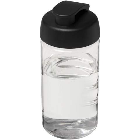 Bouteille de sport à simple paroi avec design intégré antidérapant pour les doigts. Bouteille fabriquée en PET reyclable. Dispose d’un couvercle anti-fuite avec dessus à bascule. Capacité de 500 ml. Couleurs à mélanger et à assortir pour créer la bouteille parfaite. Pour plus de couleurs, contactez le service clientèle. Fabriqué au Royaume-Uni. Emballée dans un sac en plastique PE recyclé. Sans BPA.