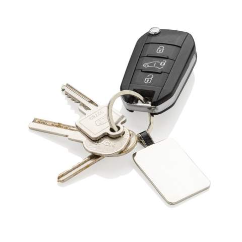 Porte-clés rectangulaire en alliage de zinc recyclé RCS. Contenu total recyclé : 84 % sur la base du poids total de l'article. La certification RCS garantit une chaîne d'approvisionnement entièrement certifiée des matériaux recyclés. Emballé dans un sachet en papier.