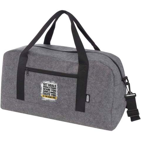 Sac de voyage polyvalent en feutrine recyclée certifiée GRS de haute qualité, douce et durable. Il comprend un grand compartiment principal, une poche frontale zippée, une poche latérale, des bretelles amovibles et réglables, et des poignées en coton confortables pour différentes façons de porter le sac. Il est équipé de petits pieds/clous de sac au bas du sac qui le maintiennent légèrement au-dessus du sol, aidant à empêcher la saleté ou l'humidité d'entrer en contact avec le sac. Capacité : 35 litres.