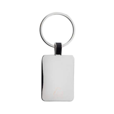Porte-clés rectangulaire en alliage de zinc recyclé RCS. Contenu total recyclé : 84 % sur la base du poids total de l'article. La certification RCS garantit une chaîne d'approvisionnement entièrement certifiée des matériaux recyclés. Emballé dans un sachet en papier.