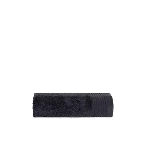 Das T1-DELUXE60 Deluxe Towel 60 Anthracite Luxushandtuch von 60 x 110 cm ist ideal im Badezimmer oder im Fitnessstudio.<br />Genießen Sie die Weichheit dank einer Stoffstärke von 550 g/m2.<br />Durch die gekämmte Baumwolle hat dieses Handtuch eine hohe Saugfähigkeit.<br />Für mehr Benutzerfreundlichkeit sorgt die praktische Aufhängeöse.<br />Wählen Sie aus den vielen wunderschönen, von Lateinamerika inspirierten Farben.