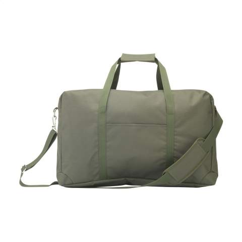 WoW! Sac de week-end pratique en RPET 600D (fabriqué à partir de bouteilles PET recyclées). Avec une fermeture éclair, ce sac peut être complètement ouvert. Deux compartiments zippés spacieux et séparés offrent un espace de rangement supplémentaire. Vous pouvez sécuriser vos bagages fermement avec les sangles de maintien internes. Le sac dispose d'un compartiment séparé pour transporter en toute sécurité un ordinateur portable jusqu'à 13 pouces. De plus, le sac est joliment fini avec une doublure intérieure et équipé de deux poignées robustes, de clous de protection et d'une bandoulière amovible et réglable. L'extérieur du sac est équipé de divers compartiments de rangement. Capacité env. 40 litres.