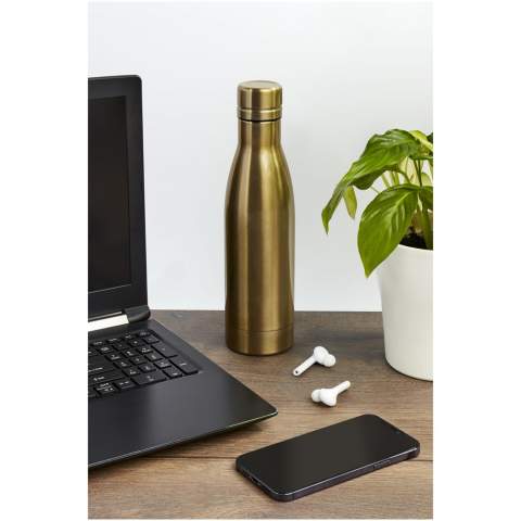 Keep your drinks hot for 12 hours or cold for 48 hours with the Vasa copper vacuum insulated bottle. Double walled and made from stainless steel with vacuum insulation and a copper plated inner wall, which means that your beverage is kept piping hot or ice cold depending on your requirements. BPA Free and tested and approved under German Food Safe Legislation (LFGB), and for Phthalates Content under REACH. Volume capacity: 500 ml. Delivered in a gift box.