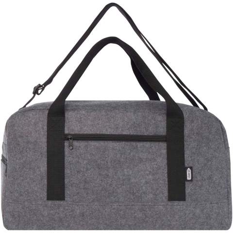 Sac de voyage polyvalent en feutrine recyclée certifiée GRS de haute qualité, douce et durable. Il comprend un grand compartiment principal, une poche frontale zippée, une poche latérale, des bretelles amovibles et réglables, et des poignées en coton confortables pour différentes façons de porter le sac. Il est équipé de petits pieds/clous de sac au bas du sac qui le maintiennent légèrement au-dessus du sol, aidant à empêcher la saleté ou l'humidité d'entrer en contact avec le sac. Capacité : 35 litres.