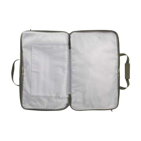WoW! Sac de week-end pratique en RPET 600D (fabriqué à partir de bouteilles PET recyclées). Avec une fermeture éclair, ce sac peut être complètement ouvert. Deux compartiments zippés spacieux et séparés offrent un espace de rangement supplémentaire. Vous pouvez sécuriser vos bagages fermement avec les sangles de maintien internes. Le sac dispose d'un compartiment séparé pour transporter en toute sécurité un ordinateur portable jusqu'à 13 pouces. De plus, le sac est joliment fini avec une doublure intérieure et équipé de deux poignées robustes, de clous de protection et d'une bandoulière amovible et réglable. L'extérieur du sac est équipé de divers compartiments de rangement. Capacité env. 40 litres.