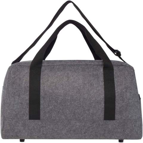 Sac de voyage polyvalent en feutrine recyclée certifiée GRS de haute qualité, douce et durable. Il comprend un grand compartiment principal, une poche frontale zippée, une poche latérale, des bretelles amovibles et réglables, et des poignées en coton confortables pour différentes façons de porter le sac. Il est équipé de petits pieds/clous de sac au bas du sac qui le maintiennent légèrement au-dessus du sol, aidant à empêcher la saleté ou l'humidité d'entrer en contact avec le sac. Capacité : 35 litres.