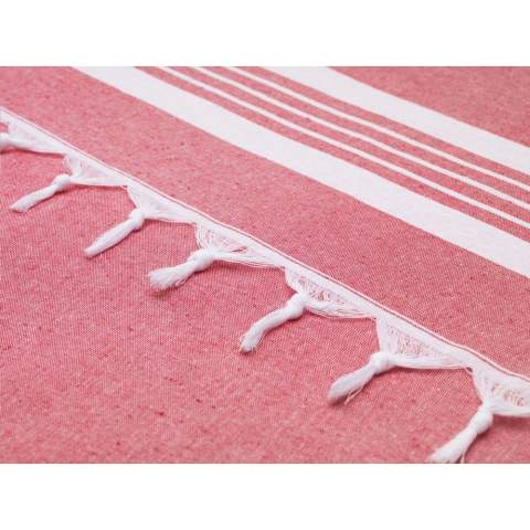 Une serviette de hammam multifonctionnelle d'Oxious. Fabriqué à partir de 50% de coton certifié OEKO-TEX® et 50% de déchets textiles (140 g/m²). La Promo est un chiffon merveilleusement doux et élégant avec un motif à rayures blanches. Beau comme un châle, une robe sur le canapé, un tissu luxueux (hammam) ou une serviette. Le tissu est fait à la main.      Ces beaux tissus doux sont fabriqués par des femmes locales dans un petit village de Turquie. Ils y travaillent dans un contexte social, avec un espace de croissance et de développement. Les tissus sont faits à la main avec amour et souci de l'environnement. Le plaisir à l'état pur peut commencer avec un produit de la collection Oxious. Optionel : Chaque article peut être fourni dans une enveloppe en papier kraft et/ou avec une bague fourreau.