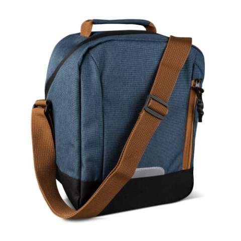 Fashionable cooler bag with adjustable shoulder strap. The large opening makes it easy to load and access the main compartment. The pocket on the front with zippers safely stores small belongings.