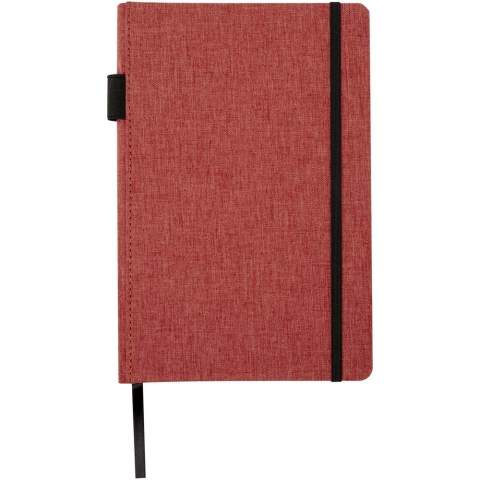 Notitieboek in A5 formaat met cover gemaakt van RPET-stof. Bevat 96 vellen 70 g/m² gerecycled papier met gelijnde lay-out, een penlus en lint. Verpakt in een kartonnen hoes.