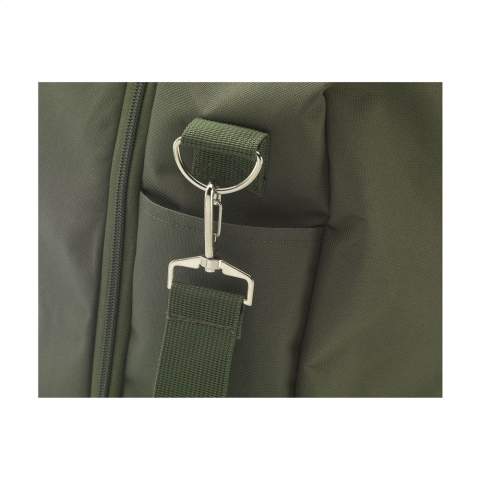 WoW! Sac de week-end pratique en RPET 600D (fabriqué à partir de bouteilles PET recyclées). Avec une fermeture éclair, ce sac peut être complètement ouvert. Deux compartiments zippés spacieux et séparés offrent un espace de rangement supplémentaire. Vous pouvez sécuriser vos bagages fermement avec les sangles de maintien internes. Le sac dispose d'un compartiment séparé pour transporter en toute sécurité un ordinateur portable jusqu'à 13 pouces. De plus, le sac est joliment fini avec une doublure intérieure et équipé de deux poignées robustes, de clous de protection et d'une bandoulière amovible et réglable. L'extérieur du sac est équipé de divers compartiments de rangement. Capacité env. 40 litres.