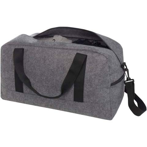 Sac de voyage polyvalent en feutrine recyclée certifiée GRS de haute qualité, douce et durable. Il comprend un grand compartiment principal, une poche frontale zippée, une poche latérale, des bretelles amovibles et réglables, et des poignées en coton confortables pour différentes façons de porter le sac. Il est équipé de petits pieds/clous de sac au bas du sac qui le maintiennent légèrement au-dessus du sol, aidant à empêcher la saleté ou l'humidité d'entrer en contact avec le sac. Capacité : 35 litres.