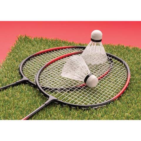 Set of 2 badminton rackets and 2 shuttles packed in a PVC free and non woven pouch to bring the set with you on a day out or on your holiday.