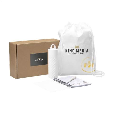 Geschenkset, das sich als Aufmerksamkeit für verschiedene Anlässe eignet. Ob Sie eine neue Mitarbeiterin oder einen neuen Mitarbeiter willkommen heißen, ein Geschenk zum Jahresende überreichen, Ihren Angestellten Ihre Wertschätzung zeigen oder einfach nur Ihre Geschäftsbeziehungen vertiefen möchten: Dieses Geschenk wird einen bleibenden Eindruck hinterlassen. In diesem Geschenkset sind die folgenden Produkte enthalten: • W340.10 Join the Pipe Nairobi Bottle 500 ml • 2308.1020 Senator Nature Plus Matt • W100.10 Seed Paper Notebook A5 • W113.10 Corn Backpack. Gestalten Sie dieses Set noch persönlicher: Lassen Sie einen Namen, ein Zitat oder ein Logo auf die einzelnen Produkte drucken. Die Produkte werden als Set in einer Kraft-Geschenkbox geliefert.