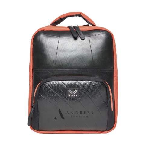 Sac à dos de la marque Ecowings. Ce sac à dos cool est fabriqué à la main à partir de chambres à air de voiture résistants et de bouteilles en PET recyclées. Livré avec un compartiment principal spacieux et un rangement séparé pour ordinateur portable jusqu'à 17 pouces. La poche avant zippée permet de ranger les petits objets que vous voulez avoir à portée de main. Les caractéristiques comprennent des bretelles réglables, un anneau de suspension, une poignée rembourrée et des fermetures éclair résistantes et imperméables avec des tirettes distinctives. Entièrement doublé. Le renfort en mousse protège votre ordinateur portable des dommages et offre davantage de confort lors du transport. Tous les matériaux de soutien sont fabriqués à partir de RPET recyclé. En raison du caractère unique de chaque chambre à air, chaque sac est également unique. Il n'y en a pas deux identiques. Un produit ravissant et élégant qui durera de nombreuses années. Lavable, imperméable et approuvé végan par PETA (une alternative au cuir respectueuse des animaux). Capacité environ 27 litres.