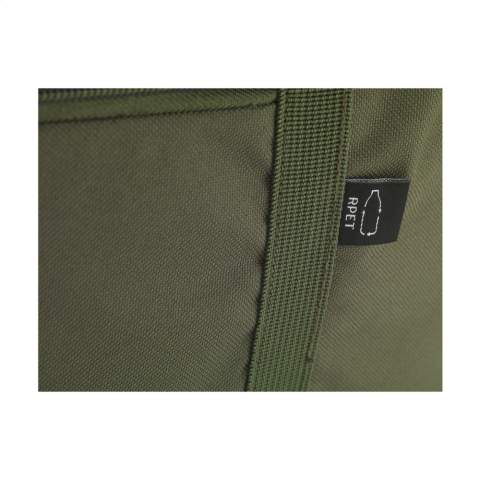WoW! Sac de week-end pratique en RPET 600D (fabriqué à partir de bouteilles PET recyclées). Avec une fermeture éclair, ce sac peut être complètement ouvert. Deux compartiments zippés spacieux et séparés offrent un espace de rangement supplémentaire. Vous pouvez sécuriser vos bagages fermement avec les sangles de maintien internes. Le sac dispose d'un compartiment séparé pour transporter en toute sécurité un ordinateur portable jusqu'à 13 pouces. De plus, le sac est joliment fini avec une doublure intérieure et équipé de deux poignées robustes, de clous de protection et d'une bandoulière amovible et réglable. L'extérieur du sac est équipé de divers compartiments de rangement. Capacité env. 40 litres.