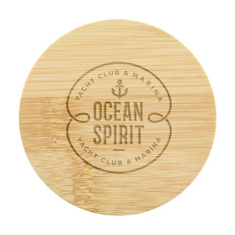 Bougie décorative parfumée Wooosh Musk Peach dans un bocal en verre magnifiquement poli avec un couvercle en bambou. Cette bougie diffuse un parfum unique qui vous apporte des notes orientales. La bougie parfumée est fabriquée à partir de cire de soja écologique avec 5% d'huile de parfum aromatique. Dès que la mèche est allumée et que la cire fond, vous pouvez sentir le parfum puissant du musc pur mélangé au parfum frais et sucré de la pêche. Une agréable harmonie d'équilibre chaleureux et de douceur. Ce parfum intense s'inscrit dans un cadre romantique et intime. Avec 12 heures de combustion, cette luxueuse bougie parfumée s'intègre dans n'importe quelle pièce de votre maison.  Lorsque vous allumez la bougie pour la première fois, laissez la couche supérieure de cire fondre complètement. Cela garantit une combustion uniforme et la meilleure expérience possible en matière de parfum. Le cadeau parfait pour toute occasion. Par pièce dans une Wooosh boîte cadeau luxueuse.