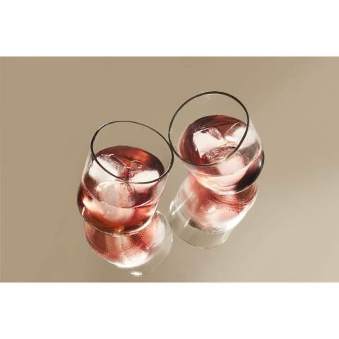 Ein Design Trinkglas hergestellt aus einer recycelten Weinflasche. Ein einzigartiges Glas der Marke Rebottled®, in dem man die Original-Weinflasche sofort erkennt. Das Glas liegt gut in der Hand und hat eine glatte Oberfläche. Von hoher Qualität und geeignet für Wasser, Softdrinks oder Wein. Spülmaschinengeeignet bis 60°C. Um den Aufdruck zu erhalten, wird Waschen von Hand empfohlen. Pro Stück in einer originellen Geschenkbox aus recyceltem FSC®-zertifiziertem Karton geliefert. Niederländisches Design. Made in Holland. Fassungsvermögen ca. 250 ml. Aufdruck nur in schwarz oder weiß möglich.     Rebottled® ist eine Marke, die leere Weinflaschen zu 100% kreisförmige Designobjekte upcycelt.