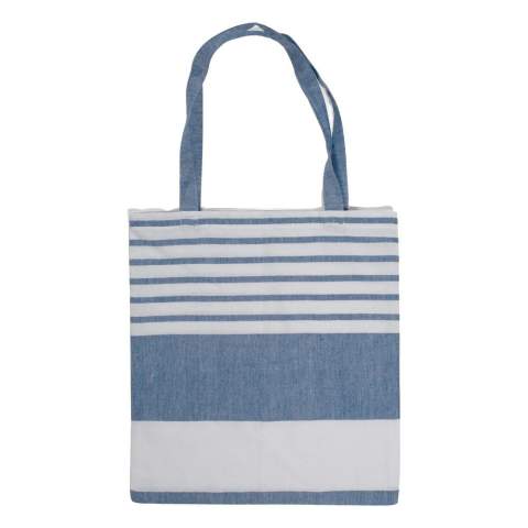Ces sacs caractéristiques Ella de Sagaform sont fabriqués en fin coton recyclé (70 %) et en polyester (30 %). Portez-les à la plage, au travail ou en ville. Ils sont tout aussi beaux quel que soit l'environnement dans lequel vous les utilisez. Tous les sacs sont décorés des rayures classiques et caractéristiques de Sagaform.