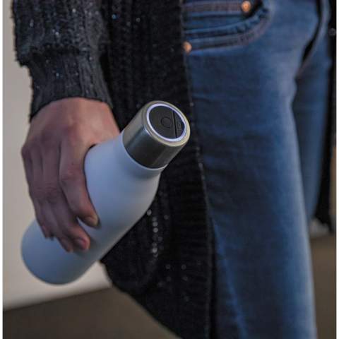 Bouteille isotherme 500ml en acier inoxydable utilise la technologie UV-C LED pour nettoyer la surface intérieur de la bouteille en éliminant en 5 minutes les bactéries et virus qui causent les odeurs. Garde le froid jusqu'à 15 heures et le chaud jusqu'à 5 heures. Pile au lithium-polymère rechargeable intégrée, permet de stérilisé votre bouteille jusqu´à 14 fois sur une charge complète. Sans BPA.<br /><br />HoursHot: 5<br />HoursCold: 15