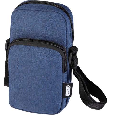 L'étui à téléphone recyclé certifié GRS de Ross protège votre téléphone et offre un rangement supplémentaire pratique grâce à sa poche frontale zippée pour les petits accessoires. Avec ses bretelles réglables (jusqu'à 140 cm), c'est un compagnon de voyage pratique et élégant pour le monde numérique d'aujourd'hui.